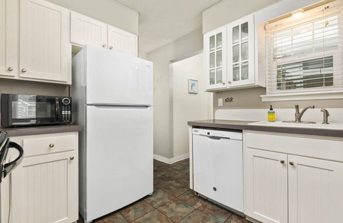 Newberg House | Central Single Level Newberg Retreat, Pet Friendly, Fenced Backyard, Walk 2 Food, Drinks, University