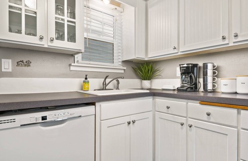 Newberg House | Central Single Level Newberg Retreat, Pet Friendly, Fenced Backyard, Walk 2 Food, Drinks, University
