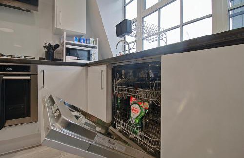 Slough Apartment | Central Slough -double bed & 1 sofa bed, - transport links