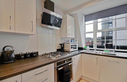 Slough Apartment | Central Slough -double bed & 1 sofa bed, - transport links