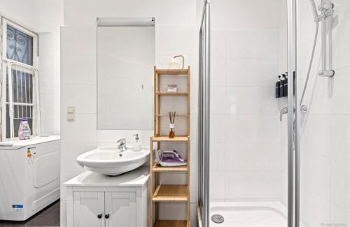 Himmelpfortgrund Apartment | Central & Spacious 2 BR Apartment