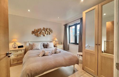 Kingsbridge Apartment | Central Spacious Ground Floor Flat with Courtyard