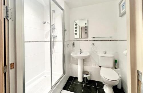 Kingsbridge Apartment | Central Spacious Ground Floor Flat with Courtyard