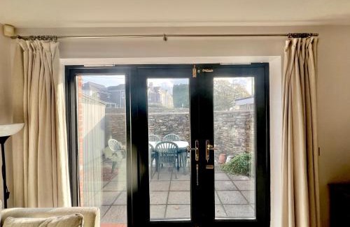 Kingsbridge Apartment | Central Spacious Ground Floor Flat with Courtyard