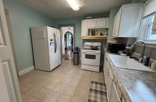 Akron House | Central Specious 3B 1.5B Blossom 6 miles Towpath 1