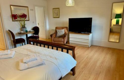 Stroud Apartment | Central Studio 5 by MaisonPro