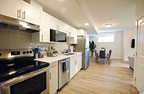 North Central Edmonton Condo | Central Suite King Beds|Long Stays|Disney+