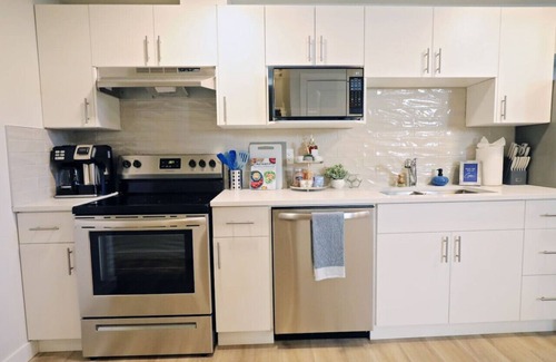 North Central Edmonton Condo | Central Suite King Beds|Long Stays|Disney+
