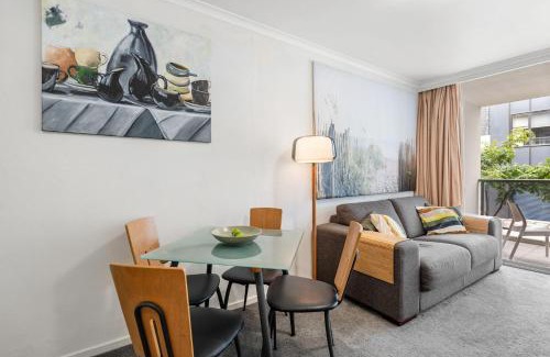Chippendale Apartment | Central Sydney 1BR unit with Pool Gym Parking!