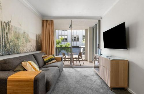 Chippendale Apartment | Central Sydney 1BR unit with Pool Gym Parking!
