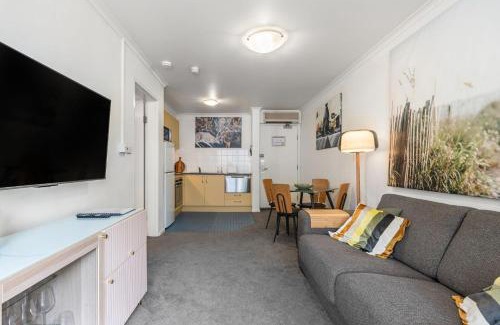 Chippendale Apartment | Central Sydney 1BR unit with Pool Gym Parking!