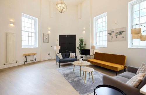 Tadworth Apartment | Central Tadworth Terrace Flat - Split- level 2BDR
