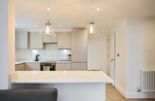 Tadworth Apartment | Central Tadworth Terrace Flat - Split- level 2BDR
