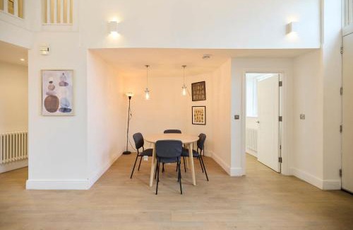 Tadworth Apartment | Central Tadworth Terrace Flat - Split- level 2BDR