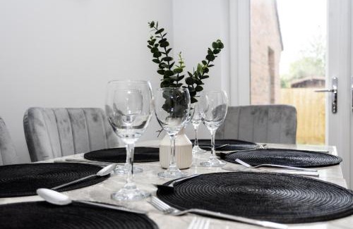Cannock House | Central Telford Home - Sleeps 8 - Private Parking