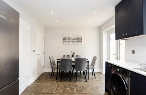 Cannock House | Central Telford Home - Sleeps 8 - Private Parking