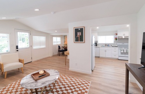 Thousand Oaks House | Central Thousand Oaks retreat close to shops & eats!