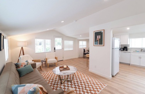Thousand Oaks House | Central Thousand Oaks retreat close to shops & eats!