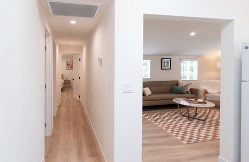 Thousand Oaks House | Central Thousand Oaks retreat close to shops & eats!