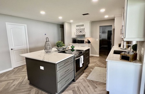 Palma Sola House | Central to AMI, Sarasota, Clearwater, St. Pete and Tampa!