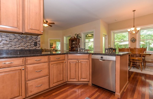 Stonington House | Central to Mystic and Vineyards