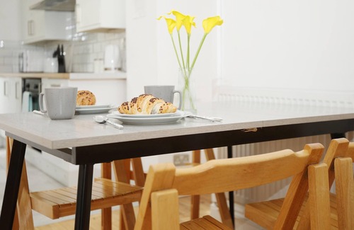 Splott House | Central Townhouse,Cardiff