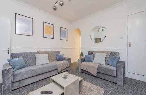 Wolverhampton Apartment | Central Townhouse Wolverhampton - Sleeps 8 - Ideal for Contractors & Families