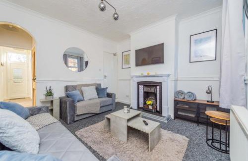Wolverhampton Apartment | Central Townhouse Wolverhampton - Sleeps 8 - Ideal for Contractors & Families