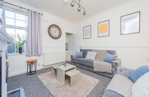 Wolverhampton Apartment | Central Townhouse Wolverhampton - Sleeps 8 - Ideal for Contractors & Families