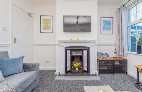 Wolverhampton Apartment | Central Townhouse Wolverhampton - Sleeps 8 - Ideal for Contractors & Families