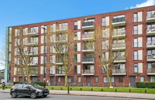 Deptford Apartment | Central TV Bed Flat w Balcony for Contractors and Leisure