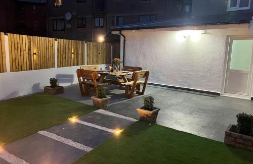 Adamsdown Apartment | Central twin bed apartment