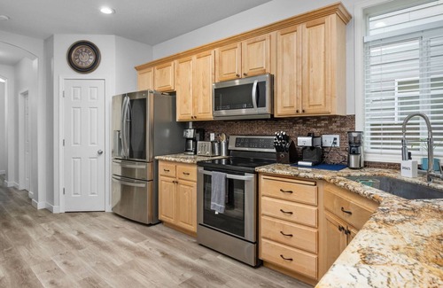 Vancouver House | Central Vancouver Location, Open Floor Plan, Next to Kids Park, Close to Shopping, Pet Friendly