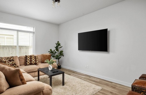 Vancouver House | Central Vancouver Location, Open Floor Plan, Next to Kids Park, Close to Shopping, Pet Friendly