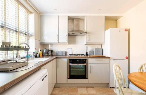 Moreton-in-Marsh House | Central Village Cottage, The Corders