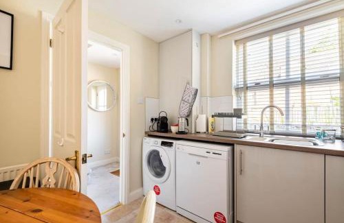 Moreton-in-Marsh House | Central Village Cottage, The Corders