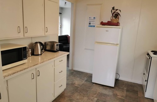 Taupo House | Central - Walk to Town and Lake! *No Service Fee*