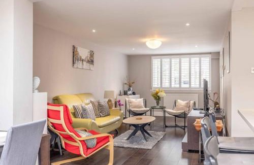 Windsor House | Central Windsor, 5 mins to Legoland, Driveway