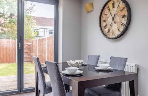 Windsor House | Central Windsor, 5 mins to Legoland, Driveway
