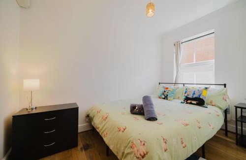 Woking Apartment | Central Woking Retreat - Two-bed flat with parking
