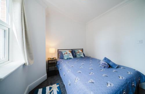 Woking Apartment | Central Woking Retreat - Two-bed flat with parking