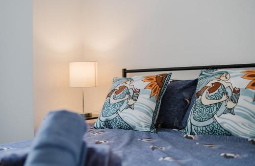 Woking Apartment | Central Woking Retreat - Two-bed flat with parking