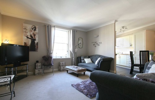 New Town Apartment | Central Yet Quiet Luxury 2 bedroom Flat, Newly Refurbished