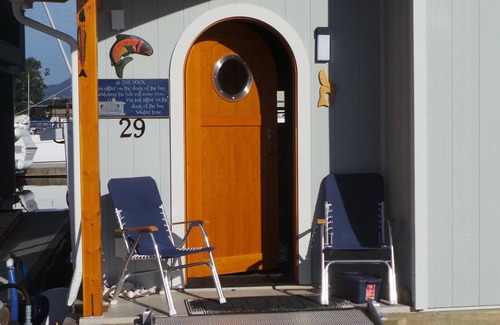 Lower Lonsdale Boat Rental | CENTRALLY LOCATED, ON THE WATER, CONVENIENT TO VANCOUVER, CITY & MOUNTAIN VIEWS