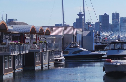Lower Lonsdale Boat Rental | CENTRALLY LOCATED, ON THE WATER, CONVENIENT TO VANCOUVER, CITY & MOUNTAIN VIEWS