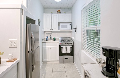 Flamingo Parks Apartment | Centrally located gem near the beach with fast WiFi & outdoor seating