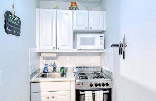 Flamingo Parks Apartment | Centrally located gem near the beach with fast WiFi & outdoor seating