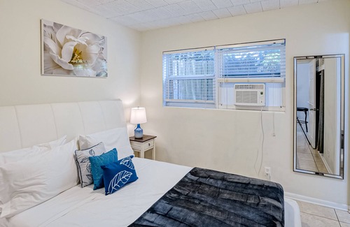 Flamingo Parks Apartment | Centrally located gem near the beach with fast WiFi & outdoor seating