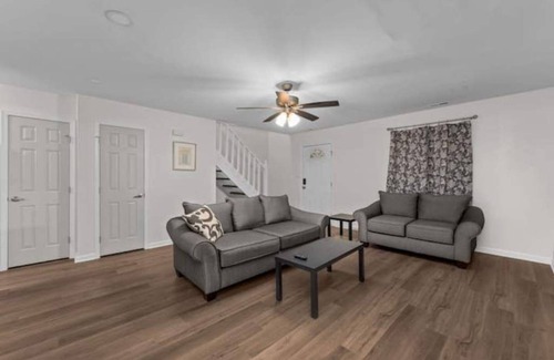 Norfolk - Virginia Beach House | Centrally Located 2BR 2Bath Home
