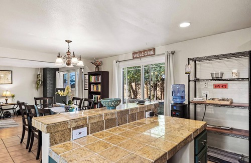 Broomfield House | Centrally Located 3 Bed Master Suite with Firepit